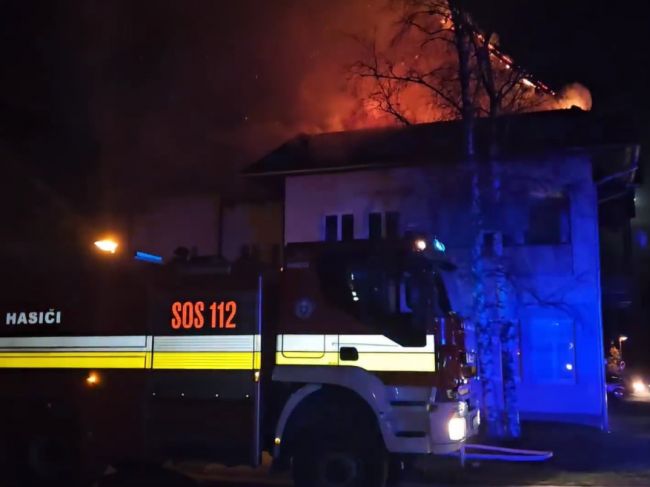 Dva byty a strechu apartmánového domu zachvátil požiar