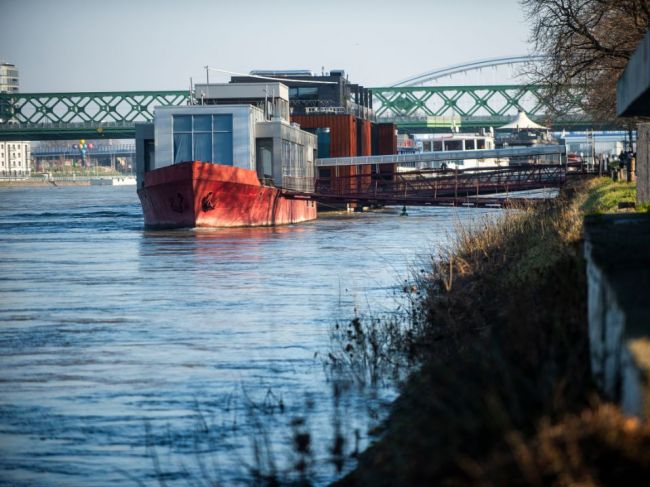 Havária na Dunaji: Výletná loď so 160 ľuďmi na palube narazila do steny