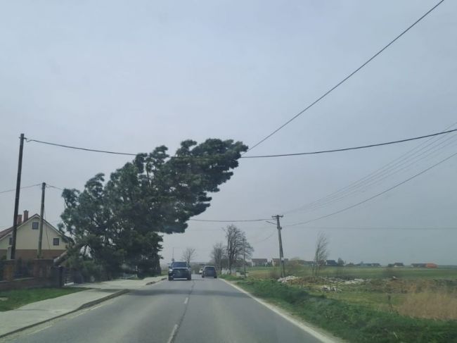 Meteorológovia rozšírili výstrahu pred vetrom 