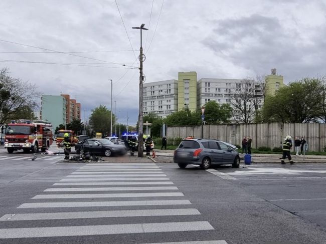 Polícia vyšetruje nehodu troch áut, ktorá sa stala v utorok ráno