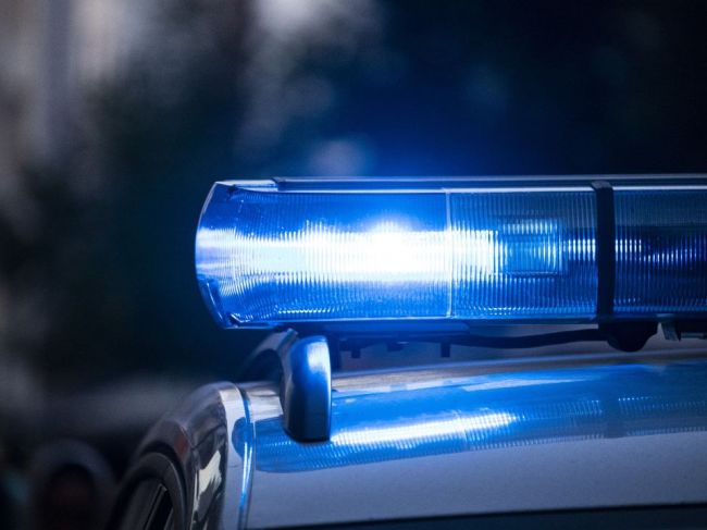 Polícia obvinila 14-ročného chlapca, nožom bodol do krku muža