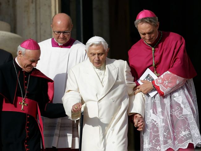 Pápeža Františka v otázke práv pre LGBT páry podporil Benedikt XVI.
