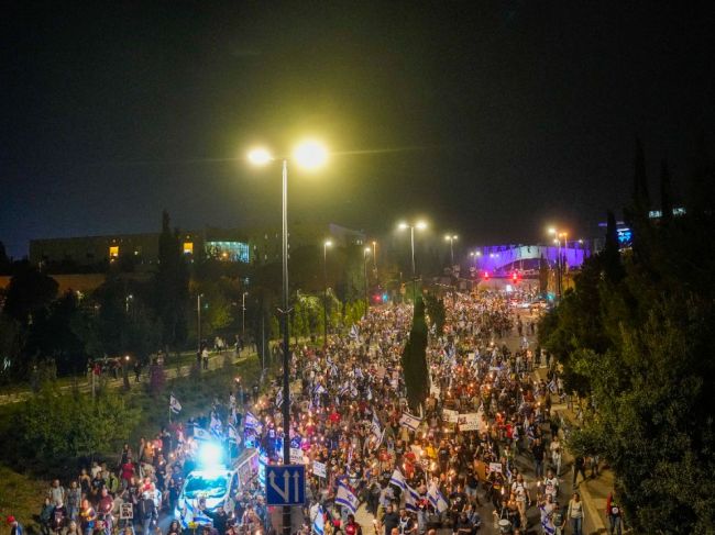Tisícky demonštrantov požadovali odstúpenie premiéra Netanjahua a voľby