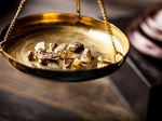 Cena zlata prekonala nový rekord 2300 dolárov za uncu