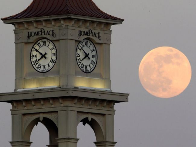 Biely dom žiada NASA o vytvorenie samostatného časového pásma pre Mesiac