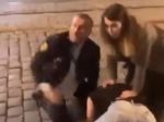 Video: Opitý policajt napadol skupinu žien, jednu vážne poranil