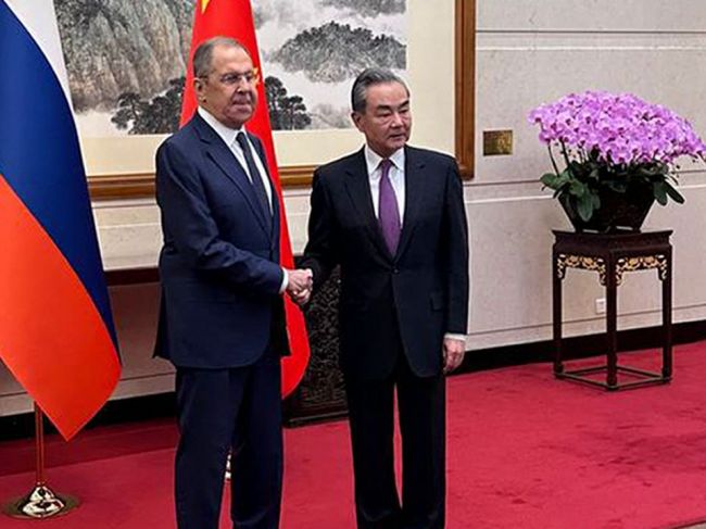 Lavrov v Číne kritizoval protizákonné sankcie Západu