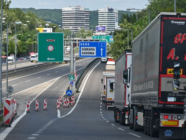 Polícia pre nehodu za Tunelom Sitina smerom do Petržalky odkláňa dopravu