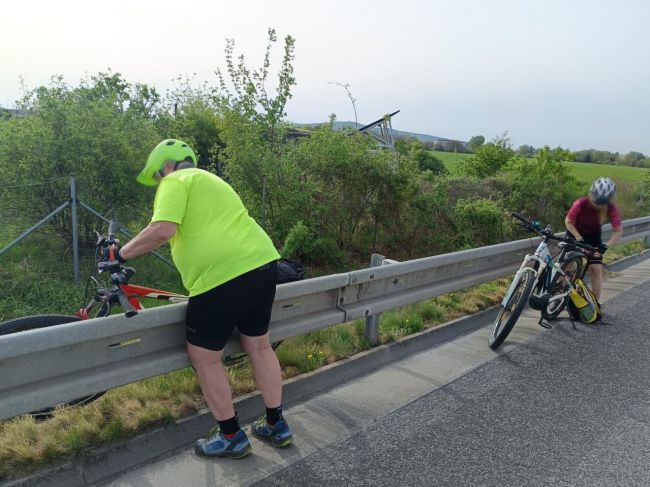 Cyklisti dostali pokutu za jazdu po diaľnici D2