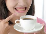 Odporúčanie zubárky pre všetkých, čo pijú kávu: Takto vám zostanú zuby biele a žiarivé