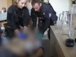 Video: Dramatický zásah polície. Na poslednú chvíľu zachránili život