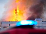 Historickú budovu burzy v Kodani zachvátil požiar, jej veža sa zrútila