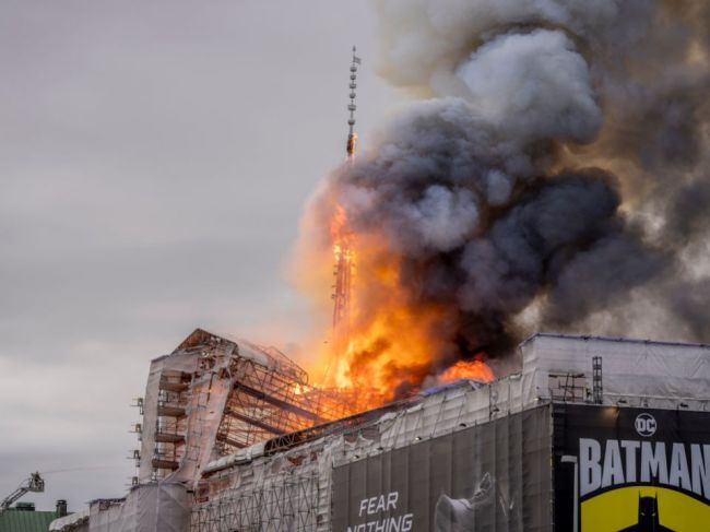 Požiar historickej budovy burzy v Kodani sa podarilo dostať pod kontrolu
