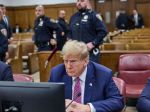 Pred súdom na Manhattane, kde prebieha proces s Trumpom, sa zapálil muž