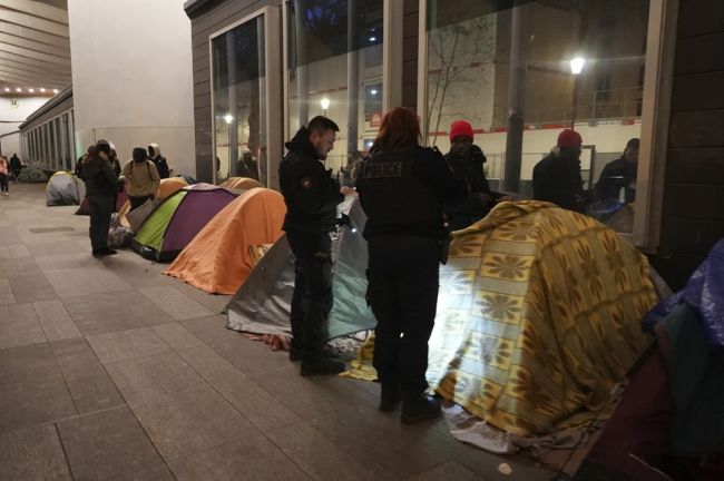 Polícia vysťahovala pred olympiádou ďalší tábor migrantov v Paríži