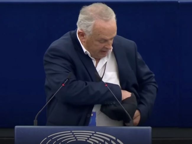 Video: Radačovský spôsobil rozruch v europarlamente, z tašky vytiahol holubicu