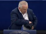 Video: Radačovský spôsobil rozruch v europarlamente, z tašky vytiahol holubicu
