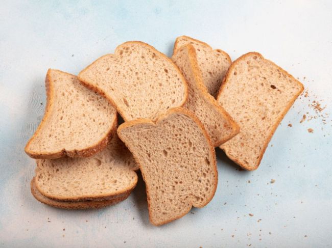 Do čoho zabaliť chlieb, aby dlhšie vydržal? Tento materiál mu prospieva najviac