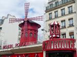 V Paríži sa zútila vrtuľa legendárneho mlyna na streche kabaretu Moulin Rouge