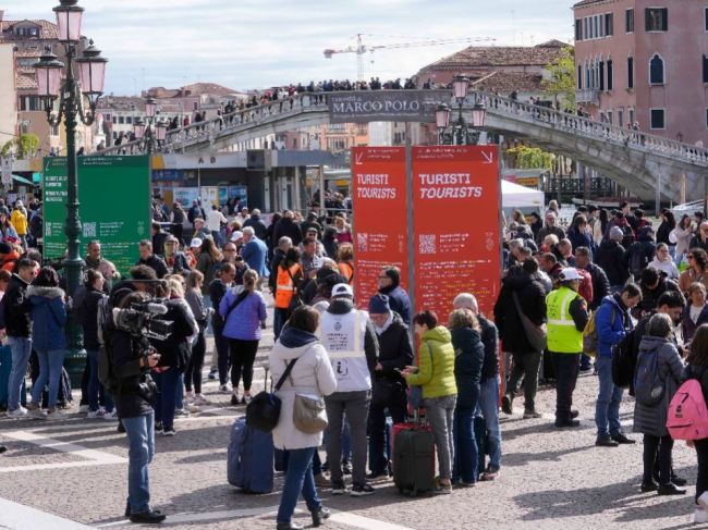 Benátky začali vyberať vstupné od jednodňových turistov, časť miestnych je proti
