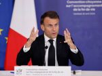 Macron chce otvoriť diskusiu o európskej obrane vrátane jadrových zbraní