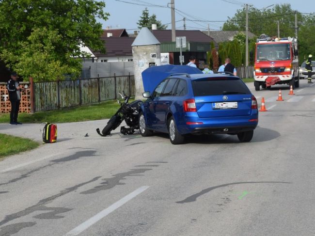 Vodička nedala prednosť motorkárovi, utrpel vážne zranenia