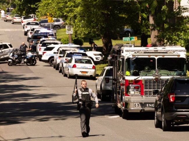 Muž pri zatýkaní spustil paľbu, zahynuli traja policajti