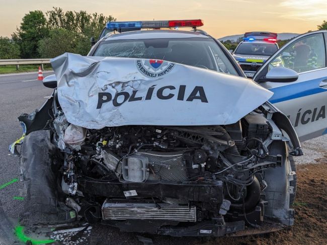 Osobné auto sa čelne zrazilo s vozidlom polície