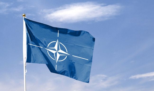 NATO: Spojencov znepokojujú hybridné útoky Ruska, ktoré zasiahli okrem iných aj Česko