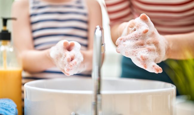 ÚVZ: Správny postup pri umývaní rúk treba naučiť už malé deti