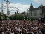 Na demonštráciu Orbánovho kritika prišli do Debrecína tisíce ľudí 