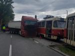 Zrážka kamiónu s vozidlom MHD: Hlavný ťah je neprejazdný