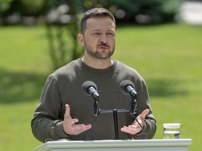 Zelenskyj: Na celej frontovej línii na východe Ukrajiny prebiehajú ťažké boje