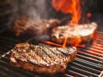 Ako zabrániť priliepaniu mäsa na gril? Olej na mriežku nepatrí, spravte radšej toto