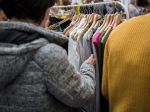 Slováci pri nákupe odevov stále uprednostňujú kamenné predajne