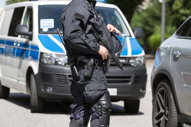 Muž strieľal z balkóna na šiestom poschodí, polícia ho zadržala