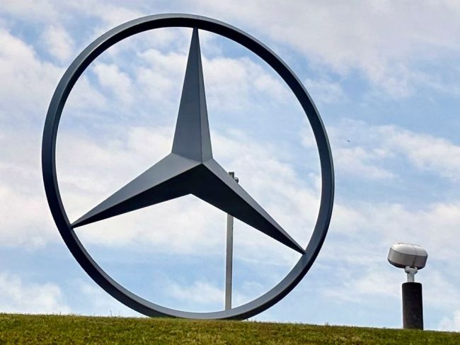 Mercedes upustil od plánu úplného prechodu k elektromobilite
