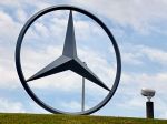 Mercedes upustil od plánu úplného prechodu k elektromobilite