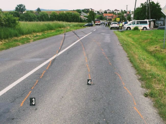 Pri dopravnej nehode sa niekoľkokrát prevrátilo auto, šoféroval zdrogovaný vodič