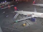 Video: Lietadlo začalo horieť, pasažieri museli vyskočiť cez krídlo