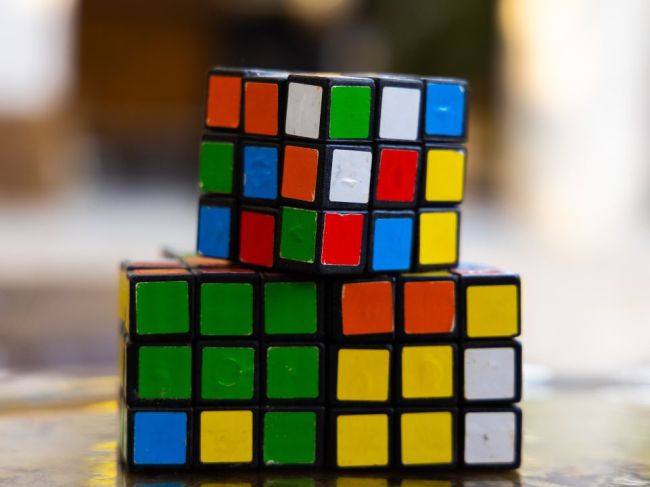 Pred 50 rokmi predstavil Ernő Rubik slávny hlavolam, Rubikovu kocku