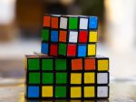 Pred 50 rokmi predstavil Ernő Rubik slávny hlavolam, Rubikovu kocku