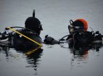 Potápači našli telá dvoch mŕtvych mužov v lietadle na dne jazera na Aljaške