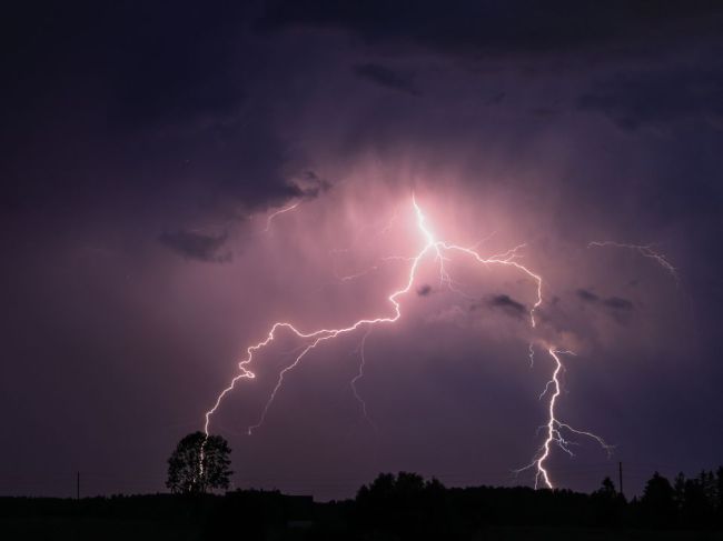 Po údere blesku hlásia zranených, na miesto povolali aj vrtuľník