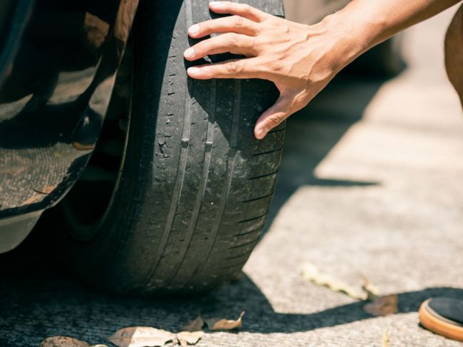 4 veci na pneumatikách, ktoré musíte skontrolovať pred kúpou auta