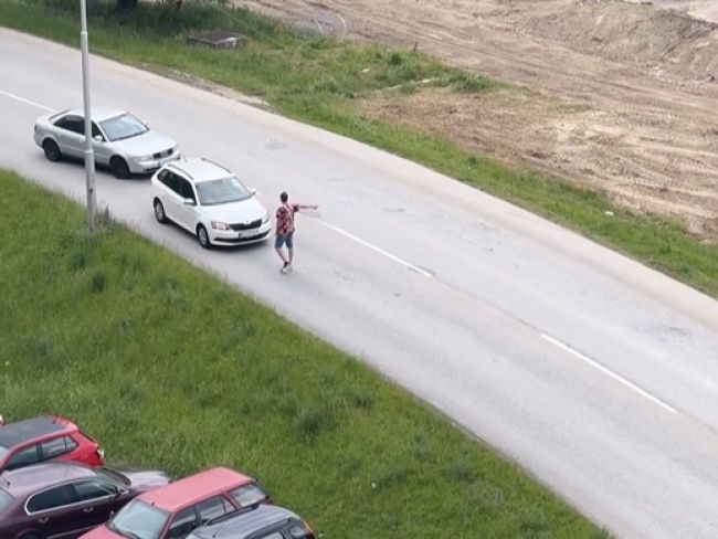 Video: Opitý muž chcel riadiť premávku, jeden z vodičov mu dal príučku