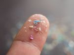 Vo všetkých skúmaných semenníkoch sa našli mikroplasty, vedci naznačujú príčinu neplodnosti