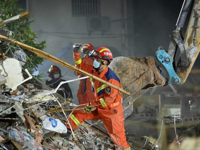 Zrútenie časti budovy na východe Číny si vyžiadalo štyri obete