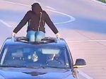 Video: Žena sa viezla na streche auta, hrozí jej pokuta