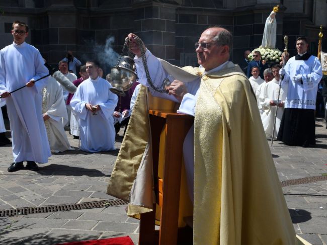 Katolíci slávia sviatok Božieho tela, ktorý je spojený s procesiami